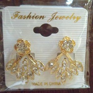 NEW ladies juniors faux gold tone flower with bling backing earrings